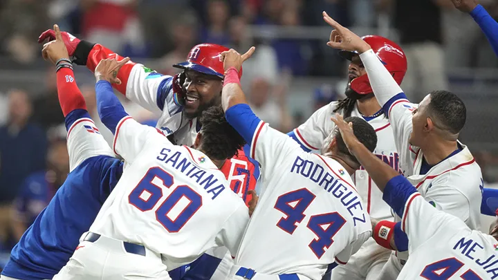 7日・ニカラグア戦で3ランを放ったオニール・クルーズ選手とチームメイトたち【写真：Imagn/ロイター/アフロ】
