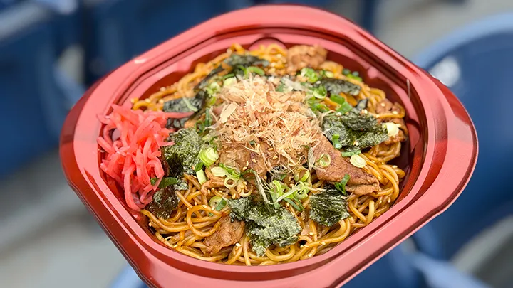 千葉のソウルフードを球場で。焦がししょうゆのブラック焼きそば【パ・リーググルメ部 #32】