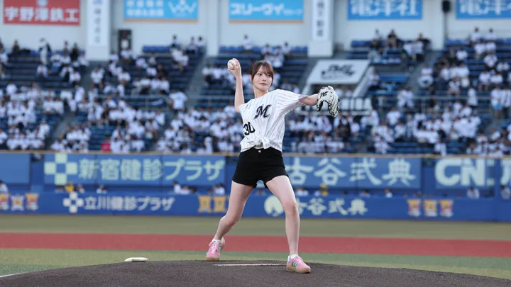 ファーストピッチセレモニーに登板した新谷姫加さん【写真:球団提供】