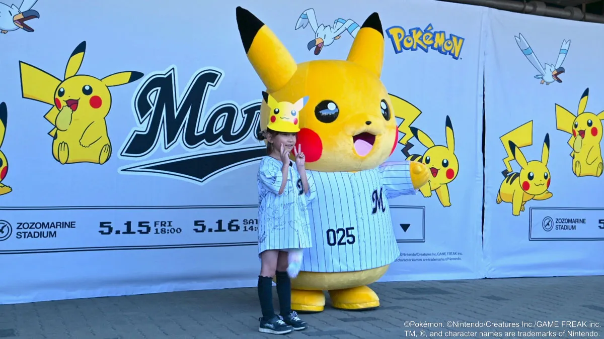ピカチュウ撮影会でファンと写真を撮るピカチュウ【写真：筆者撮影】