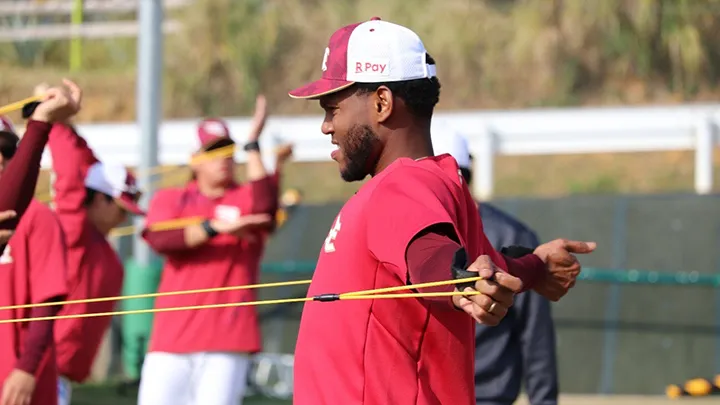 アップに取り組む最速158キロの右腕、コントレラス投手。最大の武器は、威力ある直球とキレ味鋭いスライダー。高い奪三振能力を誇る本格派の投球スタイルで、先発ローテーションの一角として期待される【©PLM】