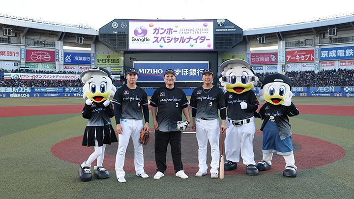 千葉ロッテマリーンズ・西川史礁選手(左)ピエール瀧さん(中)千葉ロッテマリーンズ・角中勝也選手(右)【写真:球団提供】