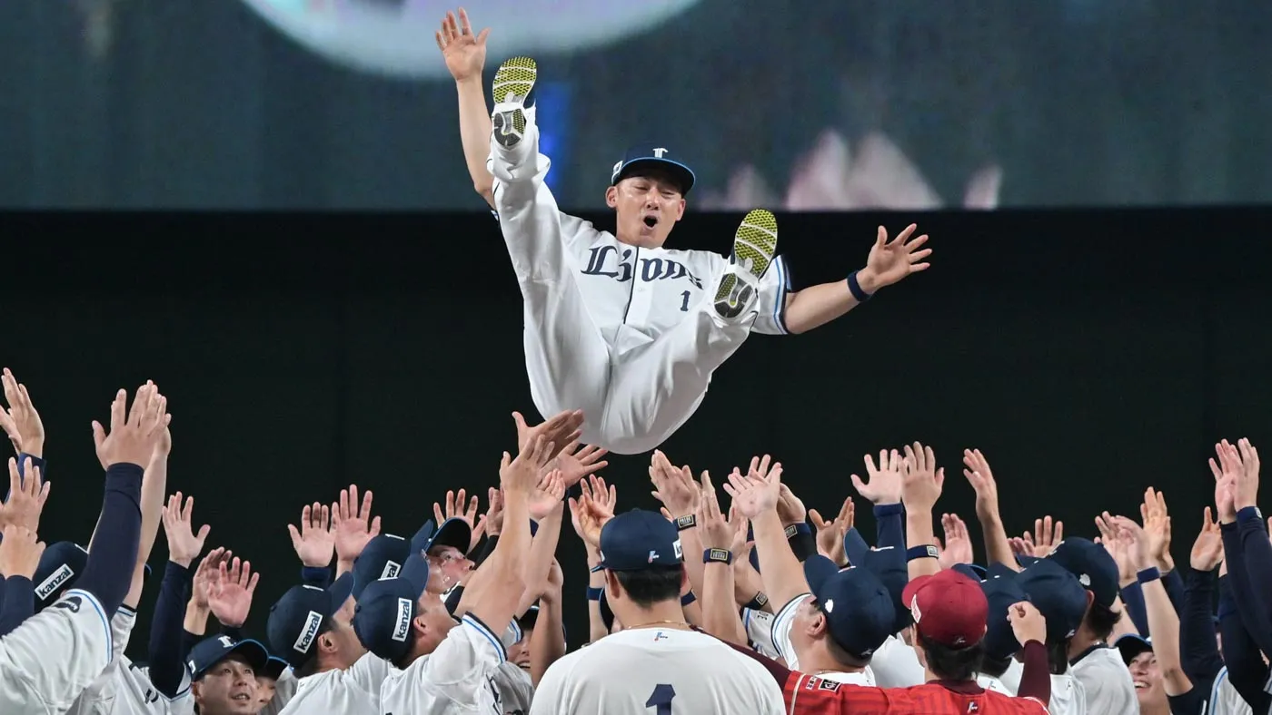 胴上げされる栗山選手 ©PLM