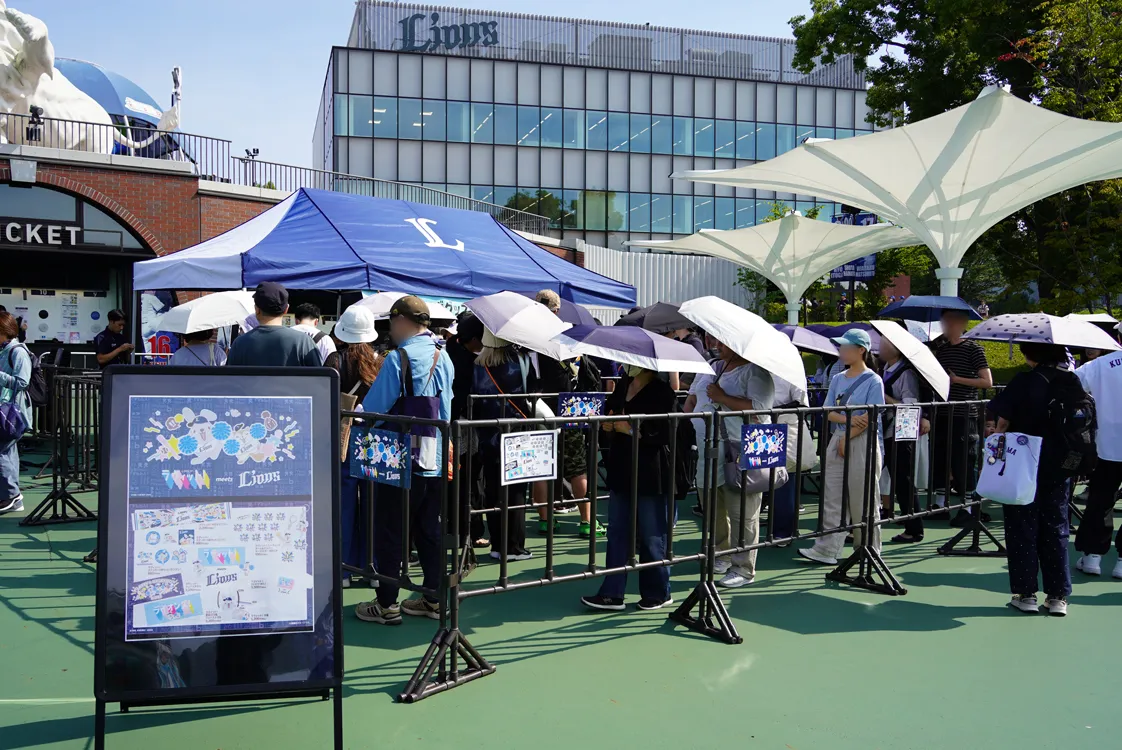 球場外のコラボグッズ販売特設ブース