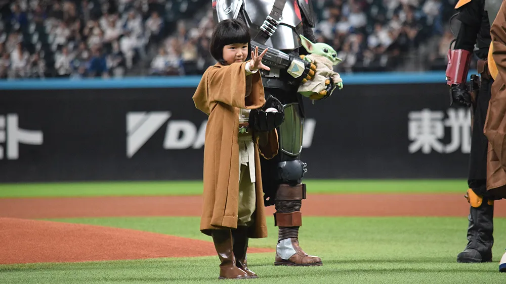 セレモニアルピッチを務めた永尾柚乃さん ©PLM