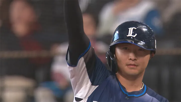 山村崇嘉が先制の2点タイムリー！　伊藤大海の変化球を捉える