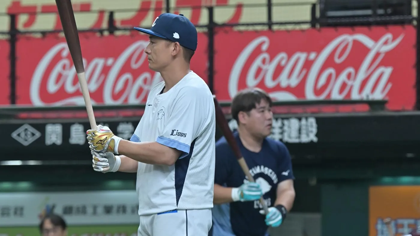 (左から)試合前練習での栗山選手と中村剛選手 ©PLM