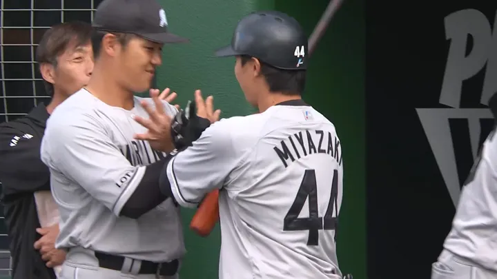 特大アーチ！　宮崎竜成がライトスタンドへ豪快な一発