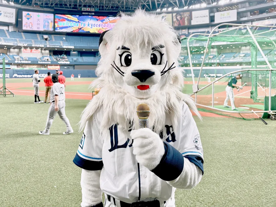 【思い出の1枚】「オールスターゲームにしゅつじょうした ライオンズのせんしゅにインタビューしました!きしゃになりきってる レオです!」(写真提供:レオ)
