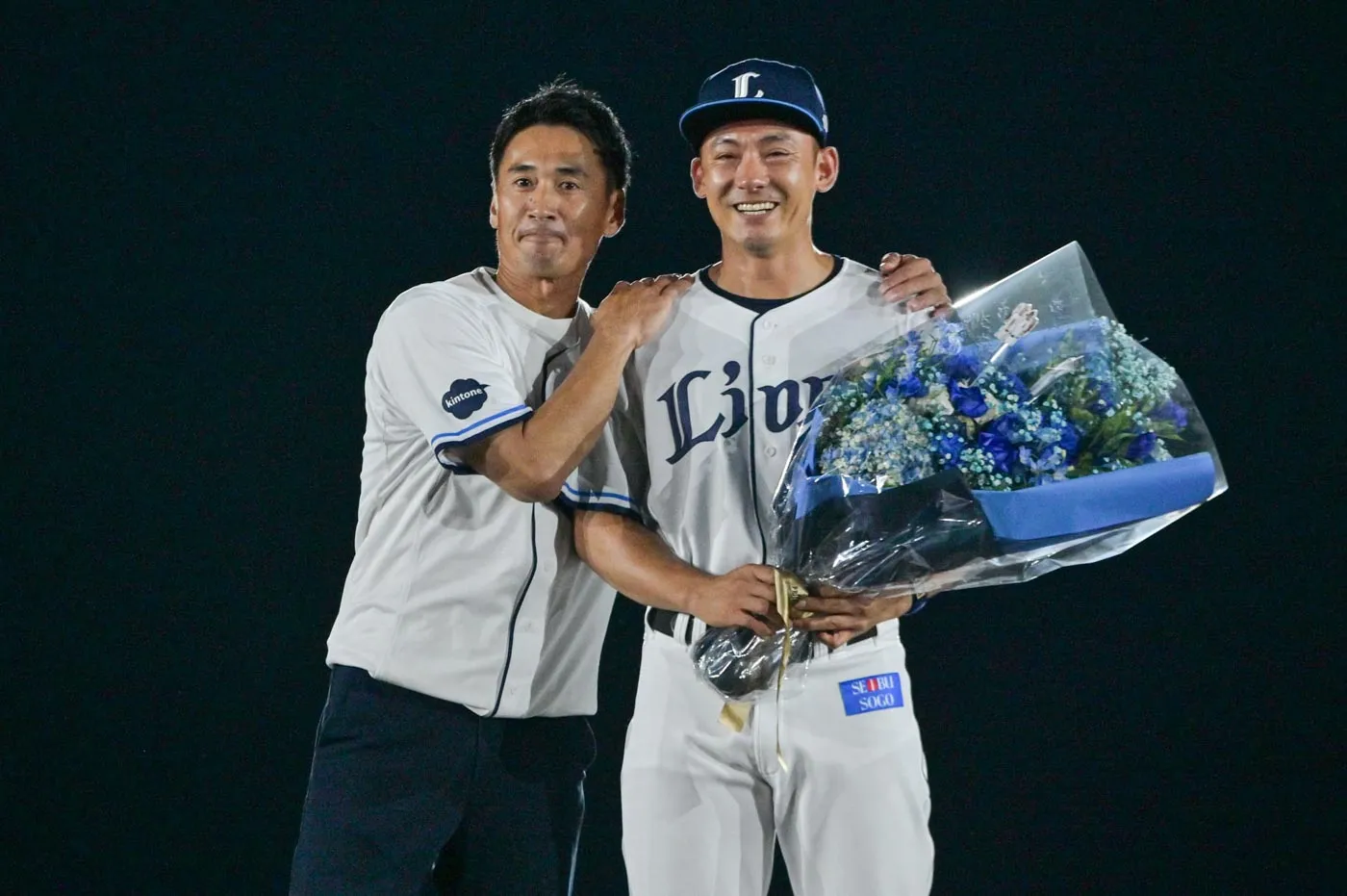 栗山選手とライオンズ打線をひっぱった片岡保幸さん(写真左)。「クリが打席にいてくれたから、安心して盗塁ができたし、思い切ってスタートがきれました」と懐かしみながら感謝を伝えた。©PLM
