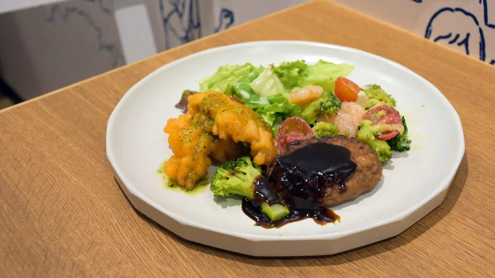 『グリーンフォレスト選べるデリプレート』球場の中にありながら、レストランのような雰囲気です ©PLM