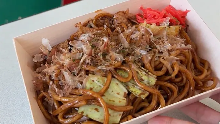 スパイシーで濃厚なソースが決め手！　大阪仕立てのソース焼きそば【パ・リーググルメ部 #30】