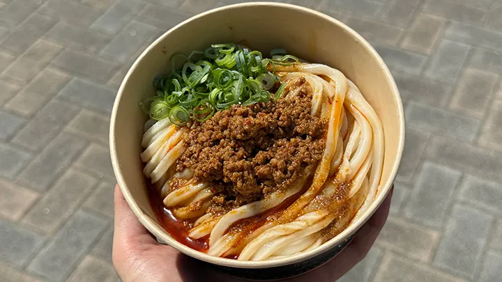スパイシーな肉味噌がクセになる汁なし坦々うどん【パ・リーググルメ部 #101】