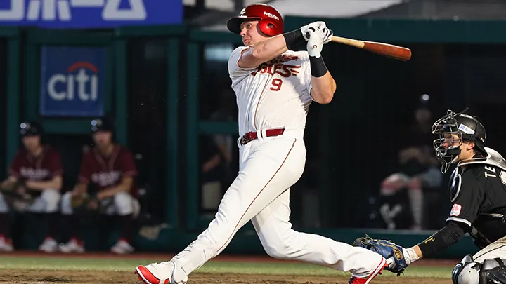 シーズン途中入団でアーチを量産。ボイトは史上初の「日米で本塁打王」達成なるか