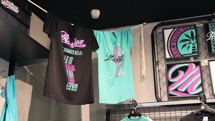 ターコイズブルー×パープルが鮮やかなTシャツ ©PLM