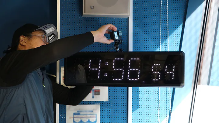 放送室の時計の上にカメラを設置 ©PLM