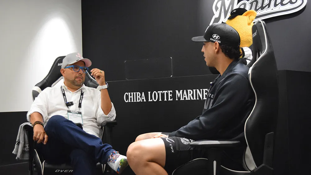 ソト選手にインタビュー中のランディーノさん ©PLM
