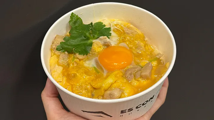 北海道産の桜姫鶏を使用　山崎福也のふわとろ親子丼【パ・リーググルメ部 #80】