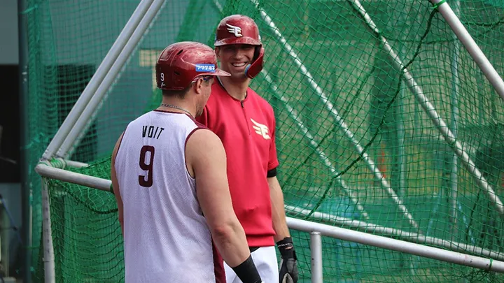 意見交換をする、ボイト選手とマッカスカー選手【©PLM】