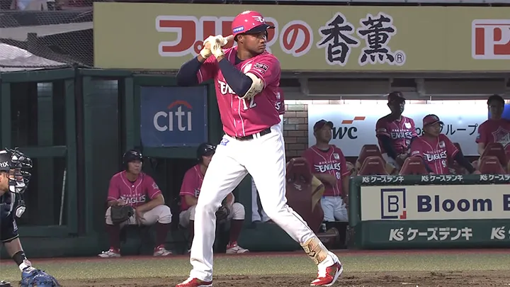 ¡González anotó la primera carrera! Tohoku Rakuten anotó tres carreras con cuatro hits consecutivos.