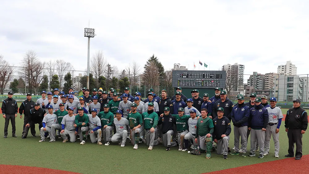 The Australian national team and a corporate baseball team pose for a commemorative photo after a practice game. 3GoodGroup HOZEN noLimiteds ©PLM