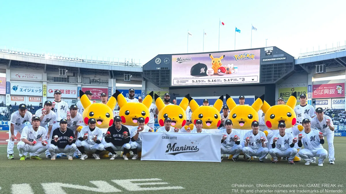 マリーンズの選手らと記念撮影。選手らの手には自身の直筆サインを入れたモンスタボール風の特別球【写真：筆者撮影】