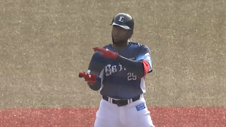 カナリオが来日初安打をマーク！　外野の好守も光る