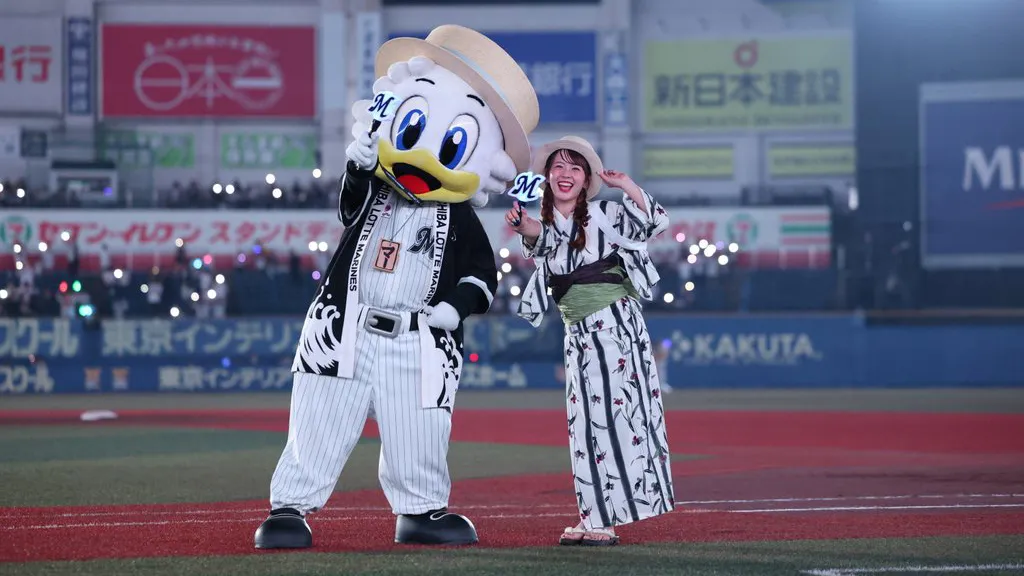 マーくん(左)とHONOKAさん ©C.L.M.