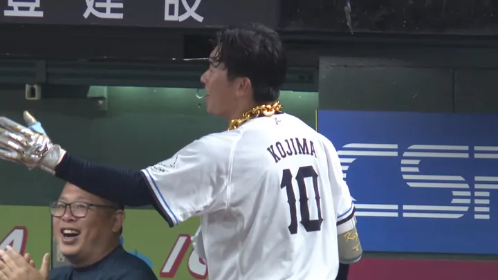 記念すべき一発は逆転打に！　小島大河がプロ初本塁打「後ろにつなぐ意識で振り抜きました」