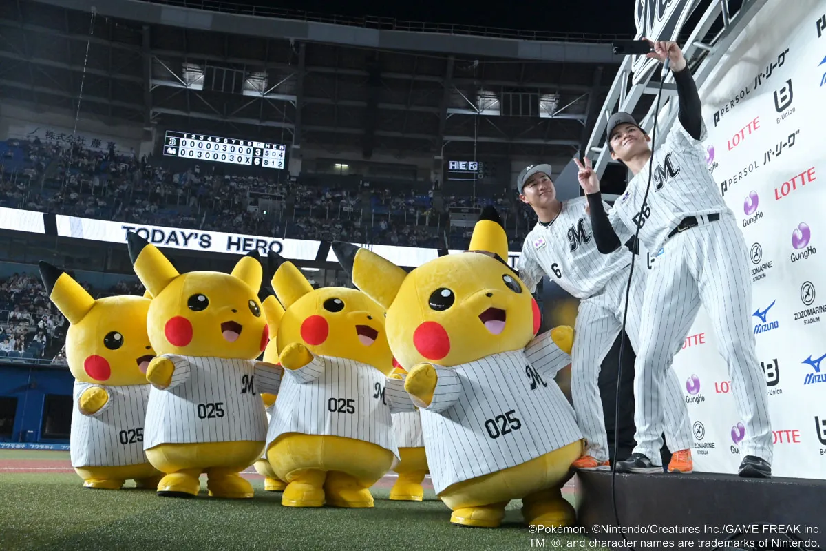 ピカチュウたちとセルフィーで。西川選手はピカチュウにそっと手を添える【写真：筆者撮影】