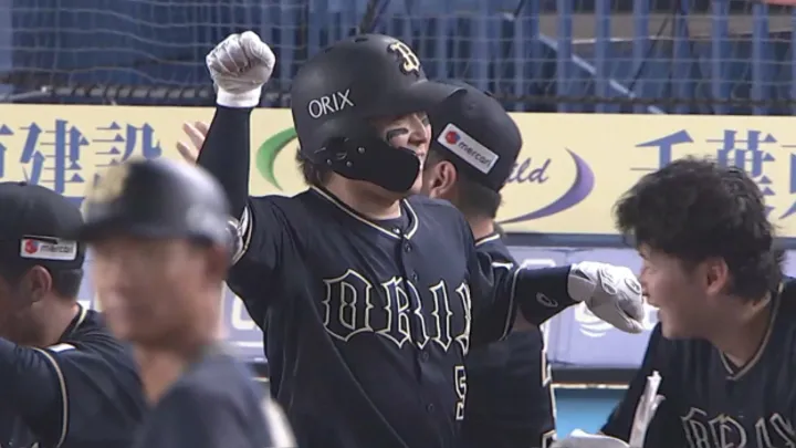 니시노 마히로가 선제의 5호 2런 이시카와 히타타의 직구를 포착한다