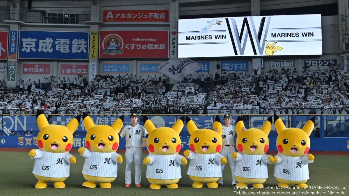 ライトスタンドのファンとともに勝利を祝う【写真：筆者撮影】
