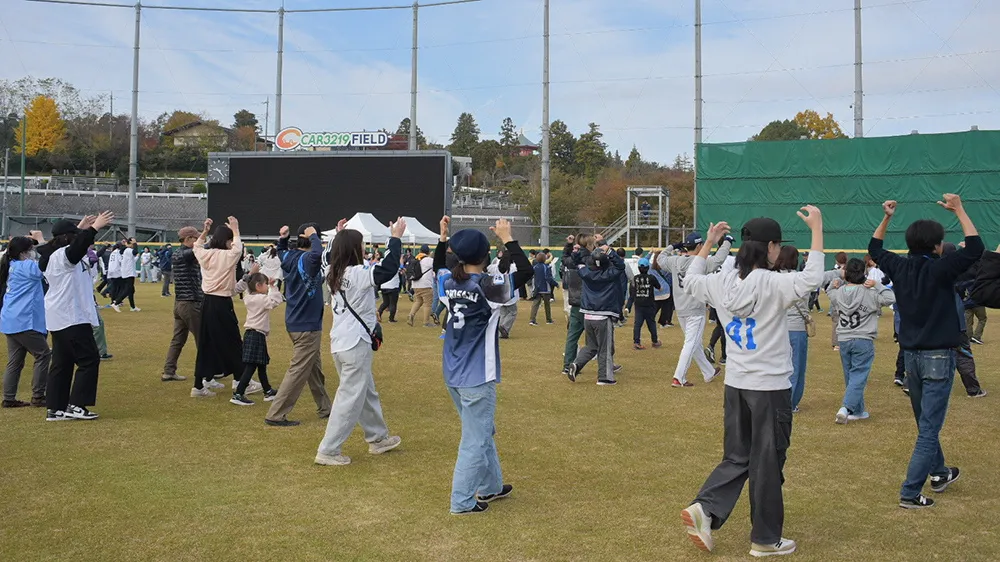 開場前の朝活に300人集まる　サンクスフェスタ恒例の駅アナウンスも