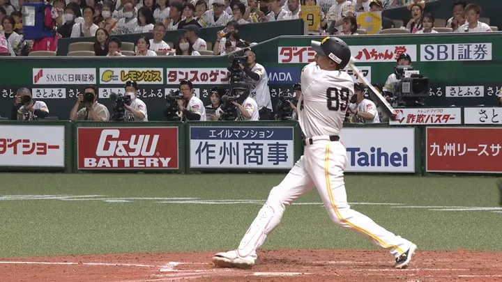 柳田悠岐が6号2ランを放つ　4点差から勝ち越しの一発
