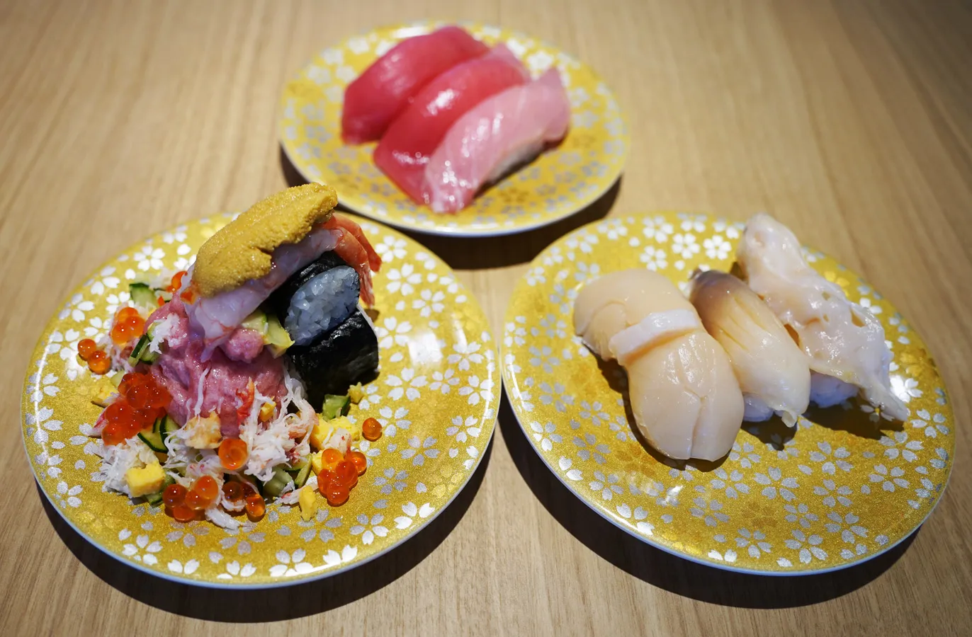 (左)海宝こぼれ巻・580円(中央)本まぐろ三昧・1380円(右)貝三昧・1280円