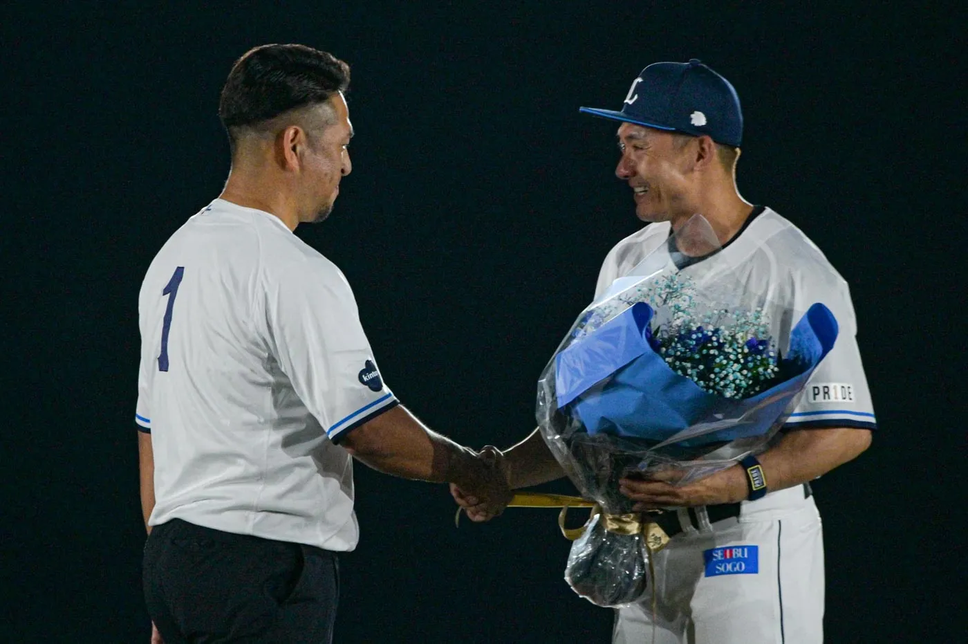 「クリとは何年経っても自然と野球の話になり、ああでもないこうでもないと言い合える仲間はクリだけです。いつもかっこいいねんけど、今日は特にめっちゃかっこよかったわ!」と中島宏之さん(写真左)。栗山選手と野球を通じて結ばれた強い絆を感じさせた。©PLM