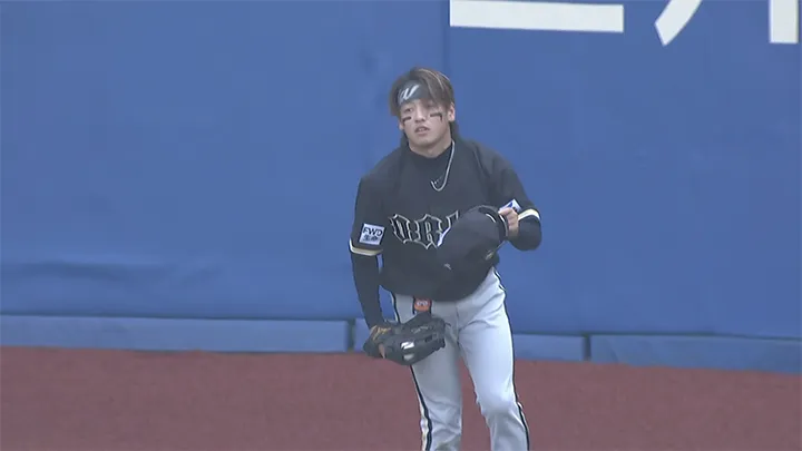 渡部遼人が先制阻止の背走キャッチ！　先発・田嶋大樹を救う好守