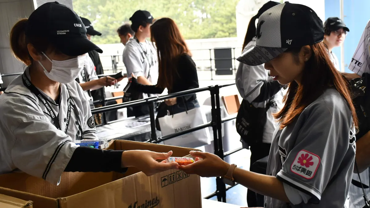 サンプリングの様子【写真：球団提供】