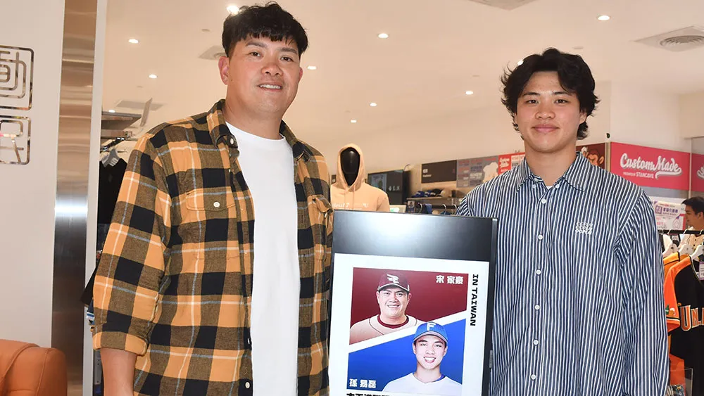 ファンミーティング終了後の宋投手と孫投手【©PLM】