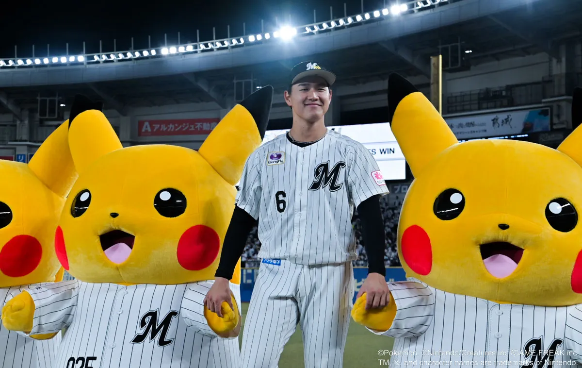 ヒーローになった西川史礁選手。ライトスタンド前からベンチに戻る際にはピカチュウと手をつないだ【写真:筆者撮影】