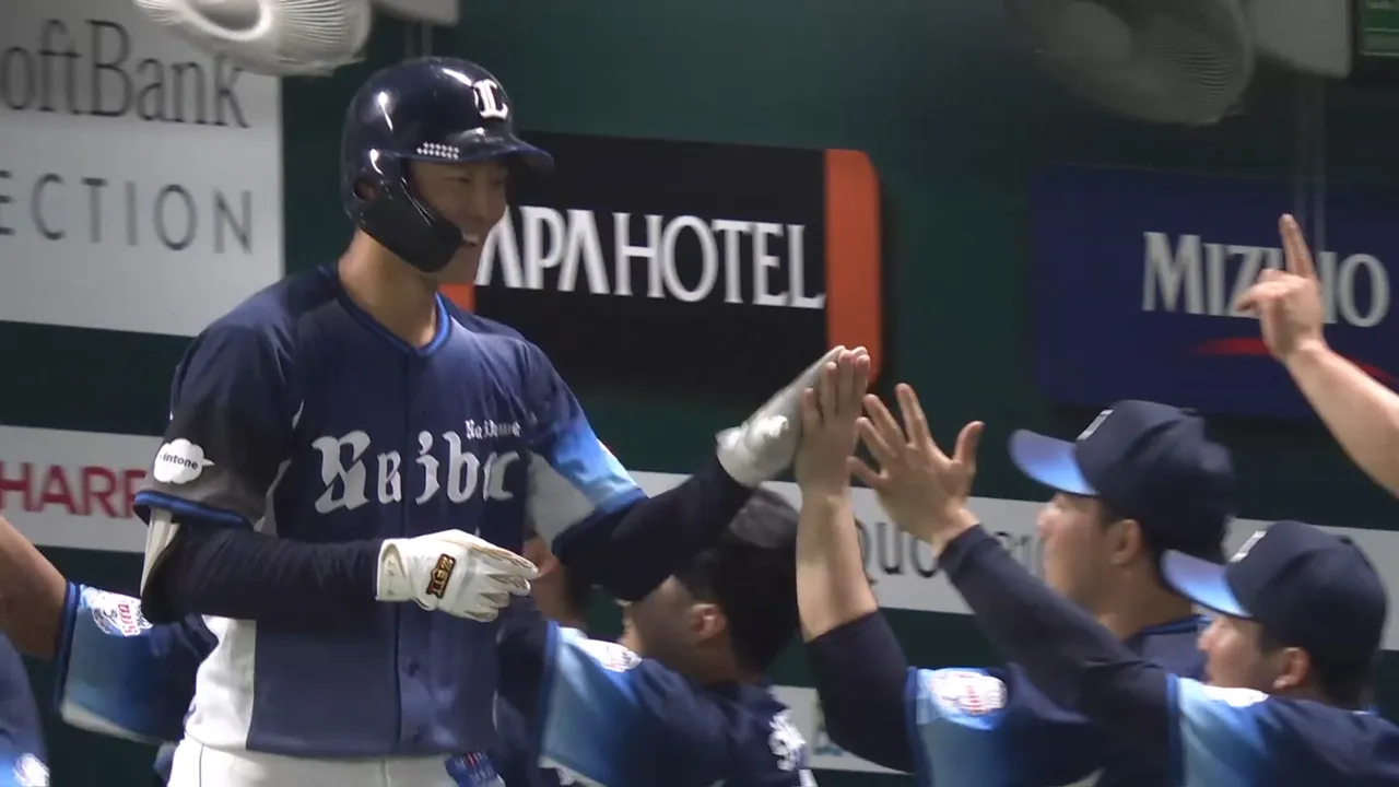 均衡を破る一発！　石井一成の2号2ラン
