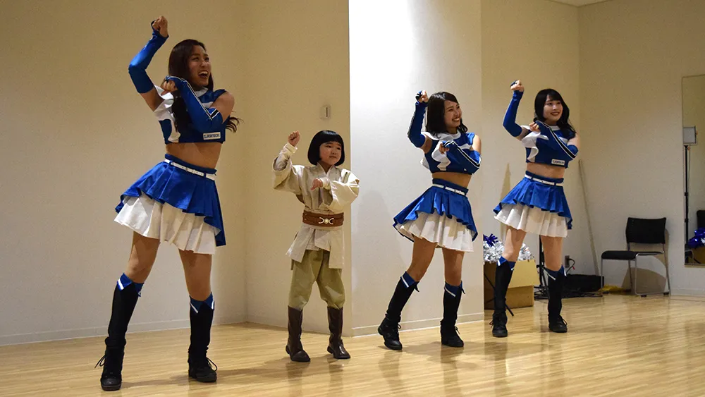 ファイターズガールのみなさんと一緒にきつねダンスを練習する永尾さん ©PLM