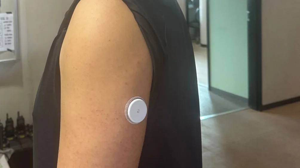 A player wearing a glucose sensor. The patch-type sensor collects glucose (blood sugar) data in real time during a match and while sleeping. (© SympaFit Co., Ltd.)