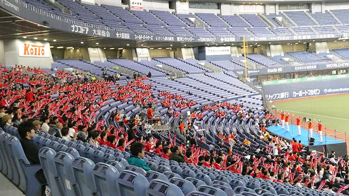 Animación del equipo béisbol Matsugen Minoshima desde la tercera base [Foto de La Liga del Pacífico Insight]
