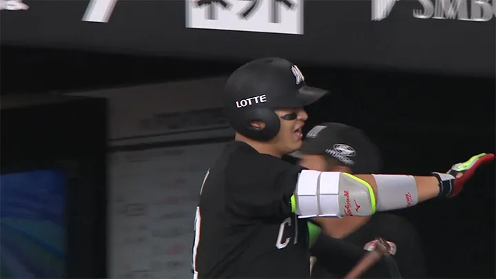 佐藤都志也が9回表に勝ち越し2ラン！　千葉ロッテが接戦を制す