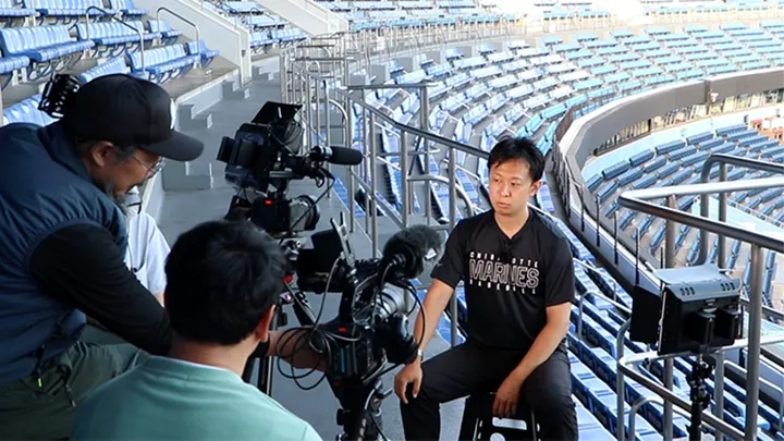 法人営業部・松本明さんのインタビュー撮影の様子 ©PLM