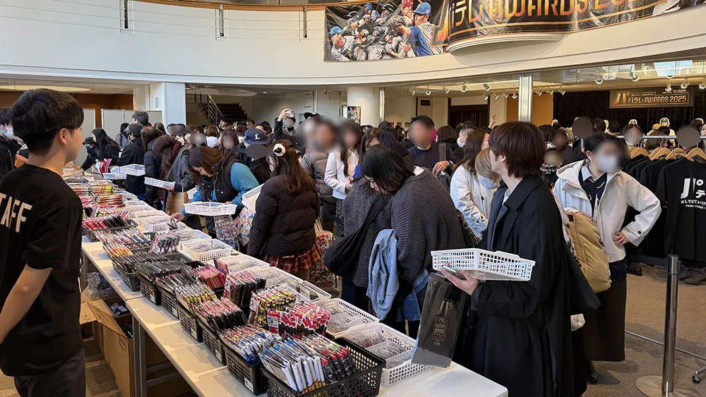 グッズ販売ブースには長蛇の列 ©PLM