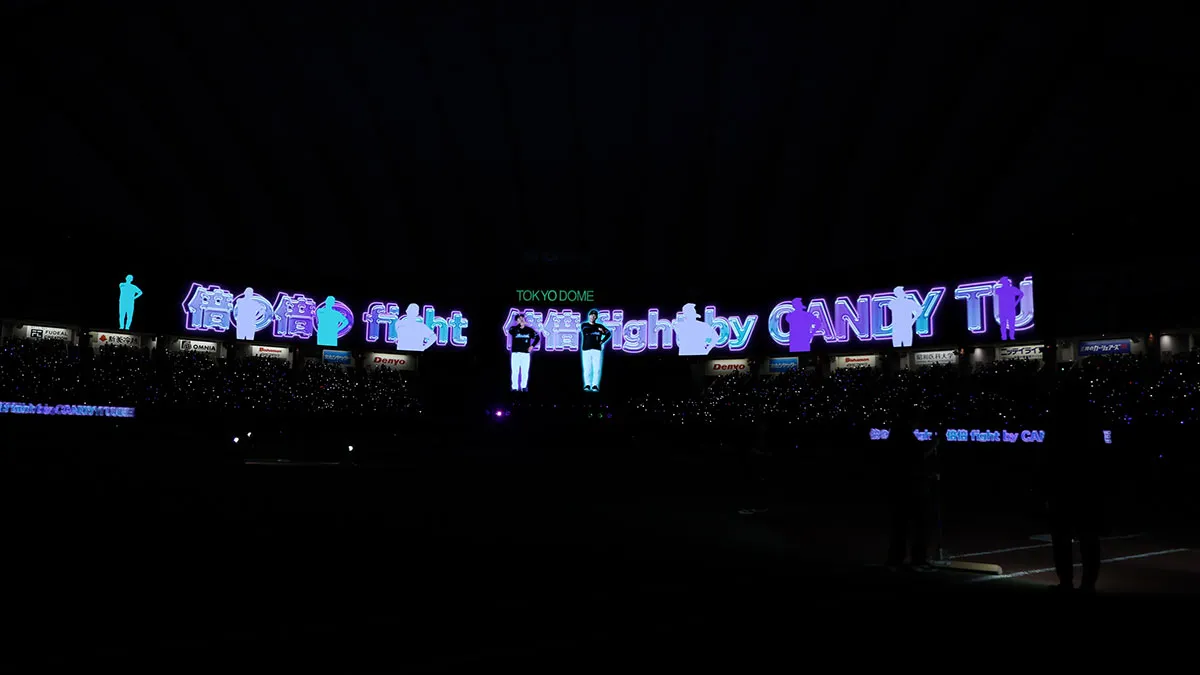 ティーンに人気の『倍倍FIGHT!』に合わせて踊る藤原恭大選手と西川史礁選手【写真:球団提供】