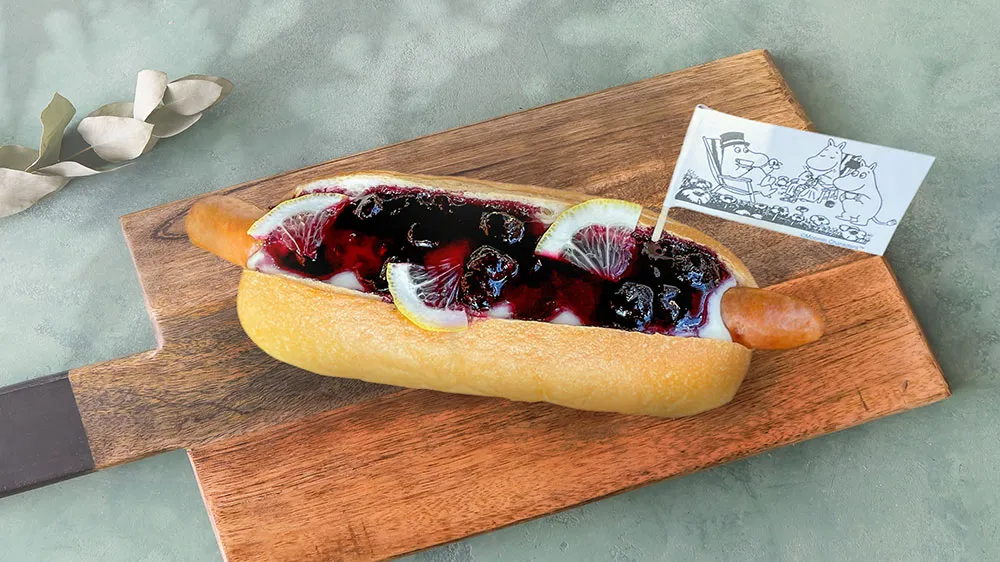 ベリーソースが主役のムーミンホットドッグ【球場グルメ名鑑 #1】