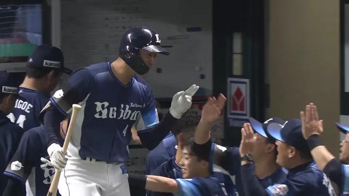 石井一成が左中間へ先制の4号ソロ「出塁する気持ちでバットを振り抜いた結果」